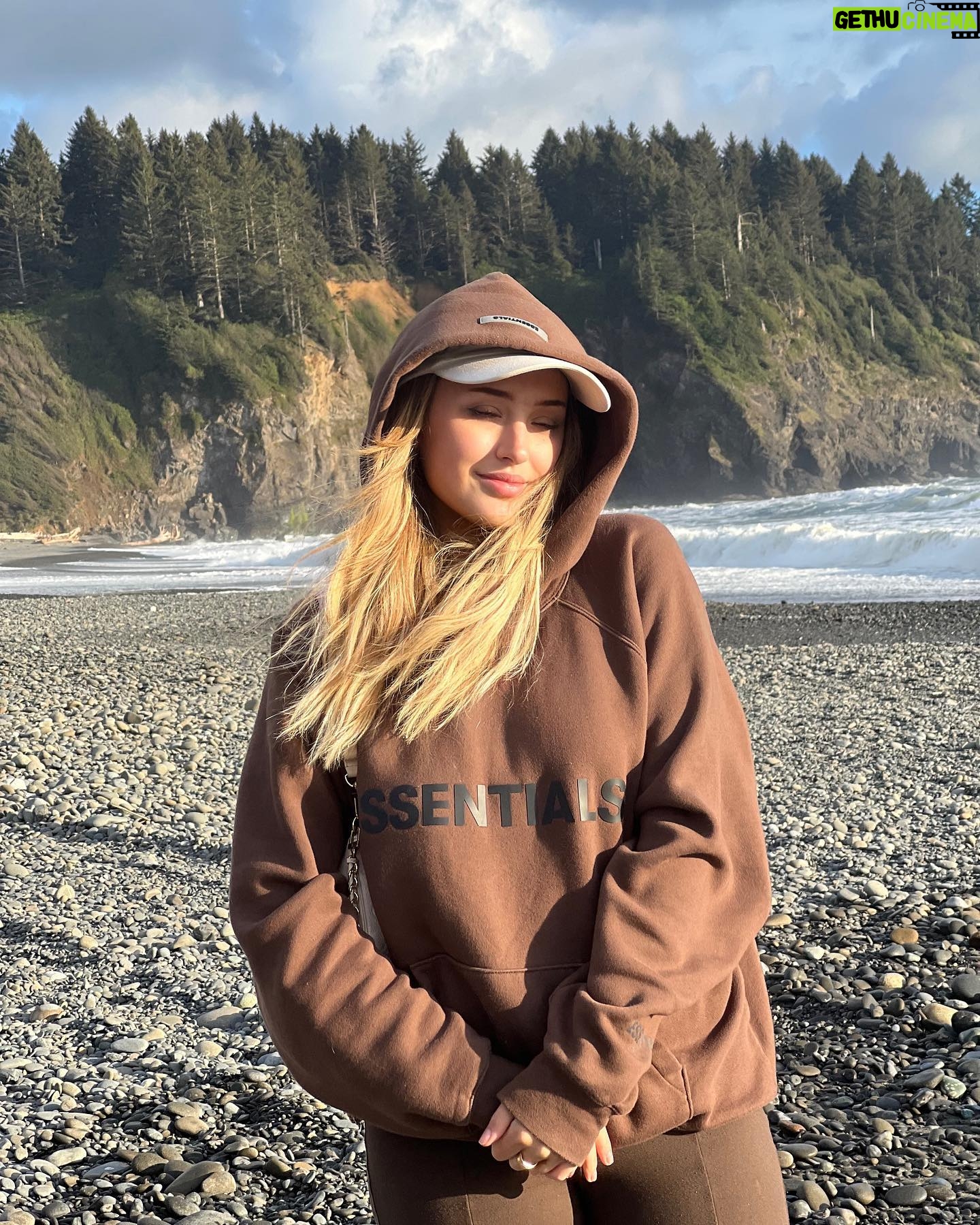 Kiera Bridget Instagram - the last few weeks make me feel WARM INSIDE 🤨🥰