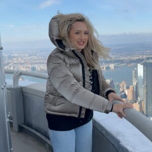 Kiera Bridget Instagram - throwback to when i decided to the very top of the Empire State Building and beg them to let me on the open air observation deck despite being scared of heights. the intrusive thoughts did not win. i felt like the president. @empirestatebldg #esbvip