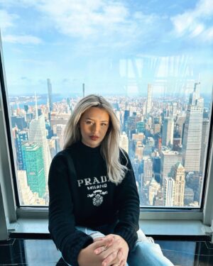 Kiera Bridget Instagram - throwback to when i decided to the very top of the Empire State Building and beg them to let me on the open air observation deck despite being scared of heights. the intrusive thoughts did not win. i felt like the president. @empirestatebldg #esbvip