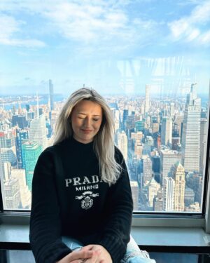 Kiera Bridget Instagram - throwback to when i decided to the very top of the Empire State Building and beg them to let me on the open air observation deck despite being scared of heights. the intrusive thoughts did not win. i felt like the president. @empirestatebldg #esbvip