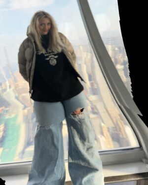 Kiera Bridget Instagram - throwback to when i decided to the very top of the Empire State Building and beg them to let me on the open air observation deck despite being scared of heights. the intrusive thoughts did not win. i felt like the president. @empirestatebldg #esbvip