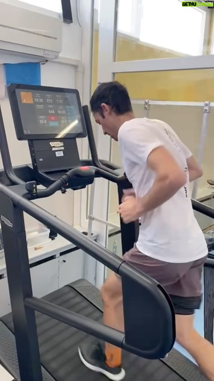 Kilian Jornet - 43.8K Likes - What is it like to run (even in controlled environments) at 6000 meters of altitude? Well, hard 😬
Feels good to be back in Font Romeu. Taking the opportunity to visit family. Visit former university professors. And training at the @cneafontromeu. We have done some sessions at ~6000m to stimulate the hypoxic response. What does this allow?
With low mechanical impact, you can work on some physiological aspects considering your threshold or your vo2max capacity.
The trail running training season is officially open.