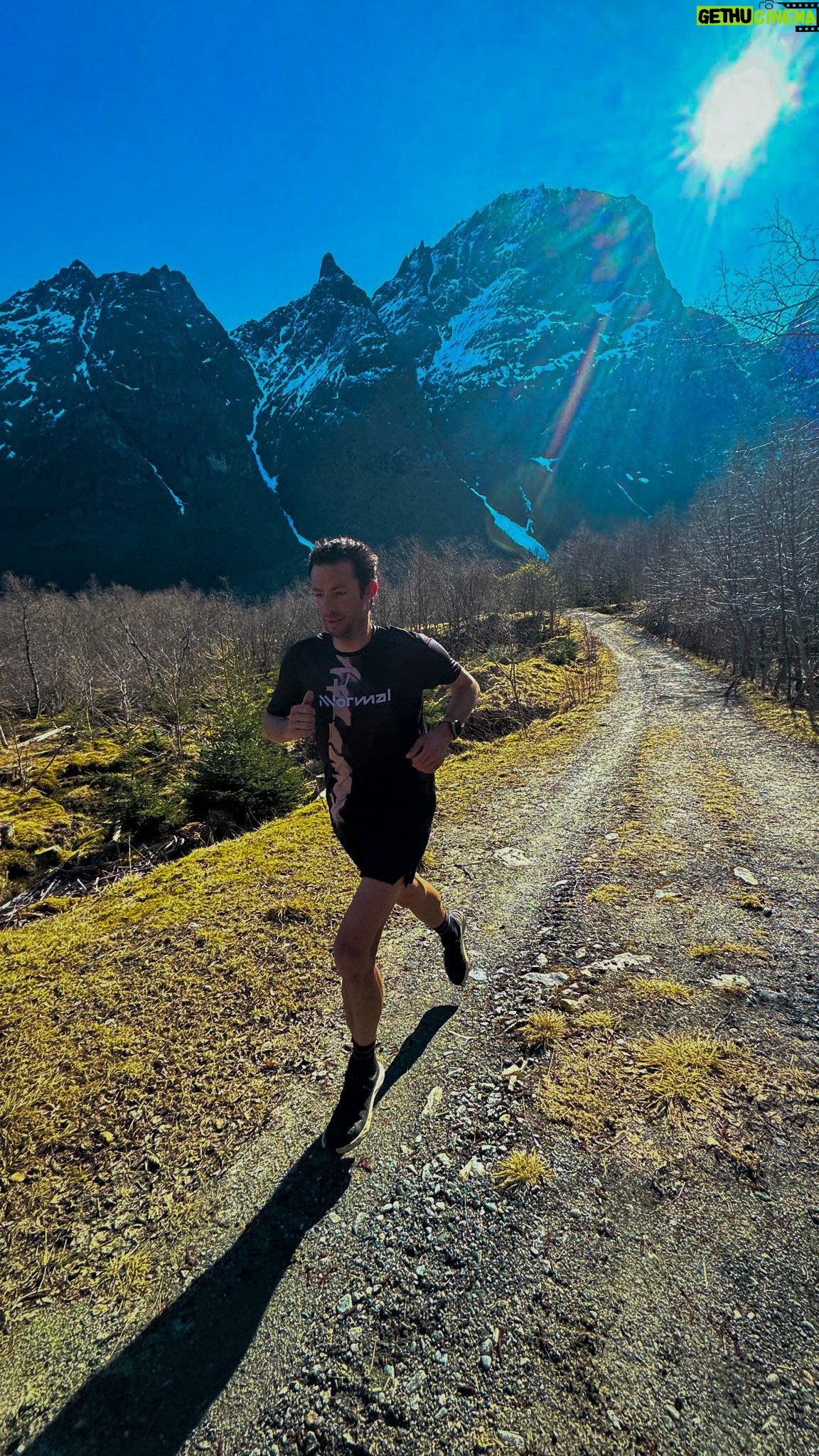 Kilian Jornet Instagram - After a winter with great volume in Skimo, itโs now time to continue training thinking about the start of the trail running season. Ski sessions. Volume. And long running workouts with a variety of intensity. ๐ 6 weeks away from Zegama. I will keep you updated. Feel free to follow my training on Strava. ๐ธ @petter_engdahl