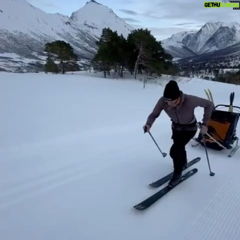 Kilian Jornet - 37.4K Likes - Snowy family training session in the Norwegian mountains! Uphill skiing with my little ones in tow – because why choose between family time and altitude gain? 😄❄️
🎥 @tinaemelie