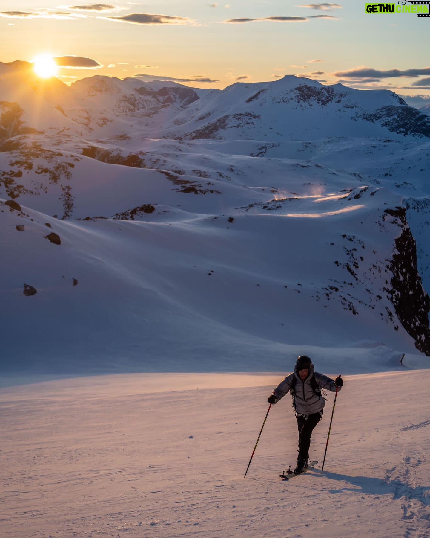 Kilian Jornet Instagram - Last week I completed a long time project, after 3 attempts in the past 6 years. What I like the most of this one is the balance between physical, technical and cognitive requirements needed to link the different summits. If you want to know more about this crossing and specially the decision making and safety management of it, check the article in my bio link. 📷 @petter_engdahl (1,2) @haakonlundkvist (5)