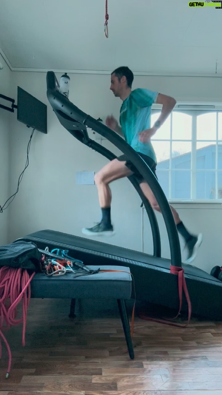 Kilian Jornet - 51K Likes - Today, I wanted to show you how running in the winter in Norway looks like. But, throught a different “window”.
Winter’s chill won. Treadmill’s turn.
Anyone else opting for a warmer adventure today?