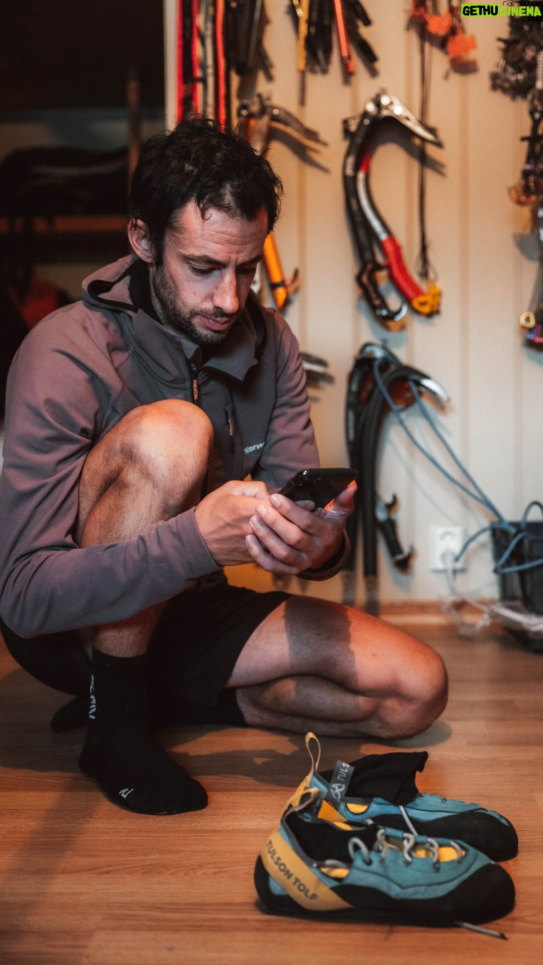 Kilian Jornet Instagram - 📩 MESSAGE FROM KILIAN : “The longer the gear lasts, the lower footprint it will have. That’s why it’s important to buy second hand” Winter is coming, making it the perfect time to reflect on our environmental impact. 🌱 As a mountain enthusiast, I believe in the necessity of preserving these precious landscapes. However, I’m also aware that our actions have a significant impact on these incredible sceneries. 🏔️ 🔄 Everide encourages us to rethink our habits. Instead of purchasing new equipment, why not consider second-hand options? ️♻️ By embracing second-hand choices, we extend the lifespan of equipment, allowing other enthusiasts to benefit, reduce resource consumption, and minimize our ecological footprint. 🌍 It’s a tangible way to make a difference. 👊 Everide is the second-hand platform for sports enthusiasts - a passionate community that supports reuse and sustainability. 📲 Join the second-hand movement. Join the Everide community. 🙌♻️ __ 🇫🇷 📩 MESSAGE DE KILIAN : “Plus un équipement dure longtemps, moins il aura d’empreinte carbone. C’est pour ça qu’il est important d’acheter d’occasion” L’hiver approche et c’est le moment parfait pour réfléchir à notre impact environnemental. 🌱 En tant qu’amoureux de la montagne, je crois en la nécessité de protéger ces précieux environnements. Mais je sais aussi que nos actions ont un impact sur ces paysages incroyables. 🏔️ 🔄 Everide nous encourage à repenser nos habitudes. Plutôt que d’acheter du matériel neuf, pourquoi ne pas opter pour la seconde main ? ♻️ En favorisant la seconde main, nous prolongeons la vie des équipements en permettant à d’autres passionnés d’en profiter, réduisons la consommation de ressources et minimisons notre empreinte écologique. 🌍 C’est une manière concrète de faire une différence. 👊 Everide, c’est la plateforme dédiée à la seconde main pour les passionnés de sports, c’est une communauté passionnée qui favorise la réutilisation et la durabilité. 📲 Rejoignez le mouvement seconde main. Rejoignez la communauté Everide. 🙌♻️