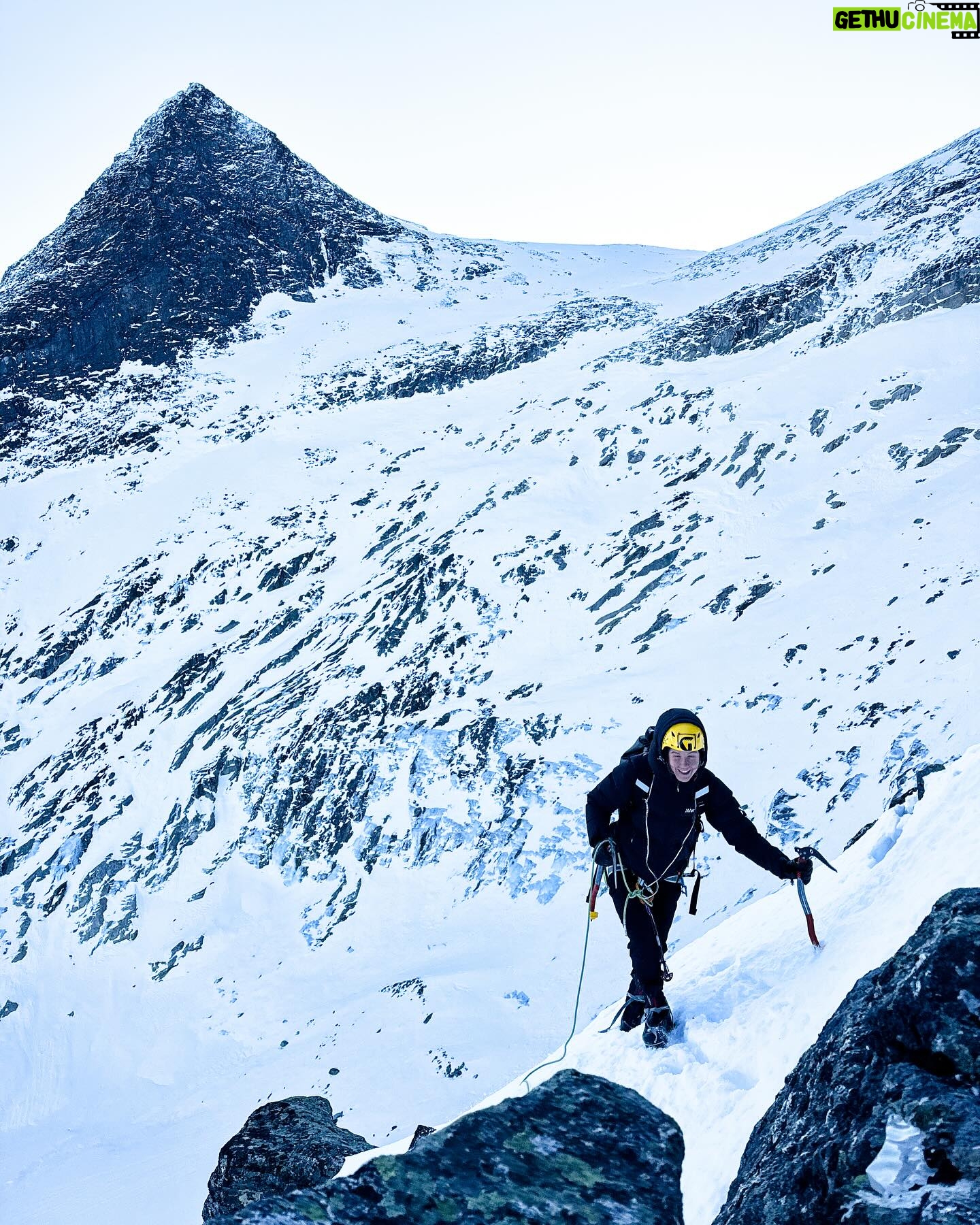 Kilian Jornet - 40.3K Likes - It’s been a great week for alpine and ice climbing. After a very rainy October the sun came with the cold temperatures and ice has been forming well in Romsdal.
I’m still tired from the walk in the Pyrenees, so training has been basically moving, recovering the sleep hours, the hans skin and the stiffness in joints and fascia’s. Climbing in the mountains is great for that. Moving at low intensity, while working on technical and mental / resources skills.