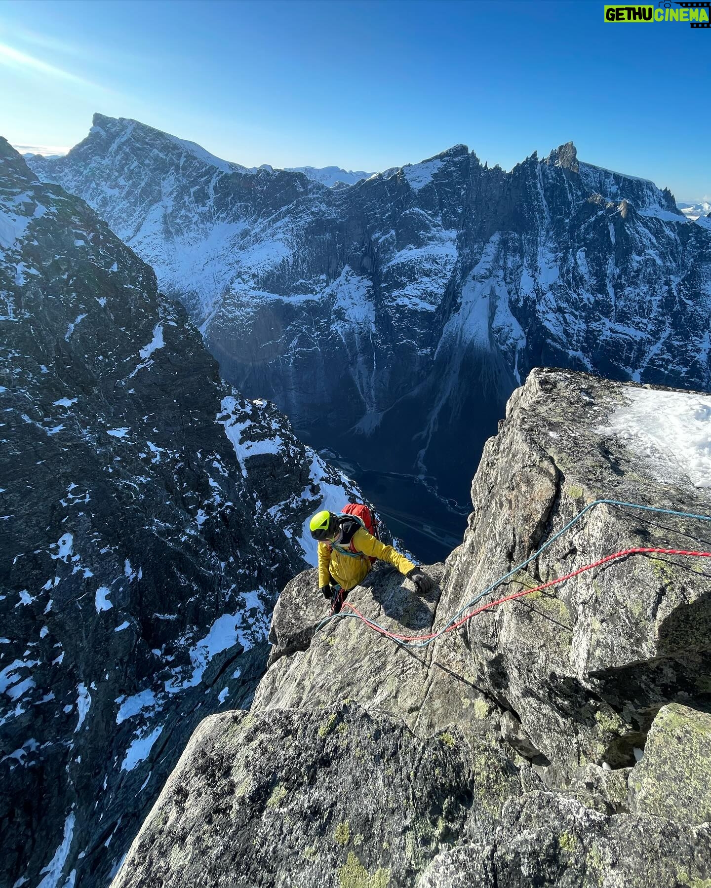 Kilian Jornet - 40.3K Likes - It’s been a great week for alpine and ice climbing. After a very rainy October the sun came with the cold temperatures and ice has been forming well in Romsdal.
I’m still tired from the walk in the Pyrenees, so training has been basically moving, recovering the sleep hours, the hans skin and the stiffness in joints and fascia’s. Climbing in the mountains is great for that. Moving at low intensity, while working on technical and mental / resources skills.