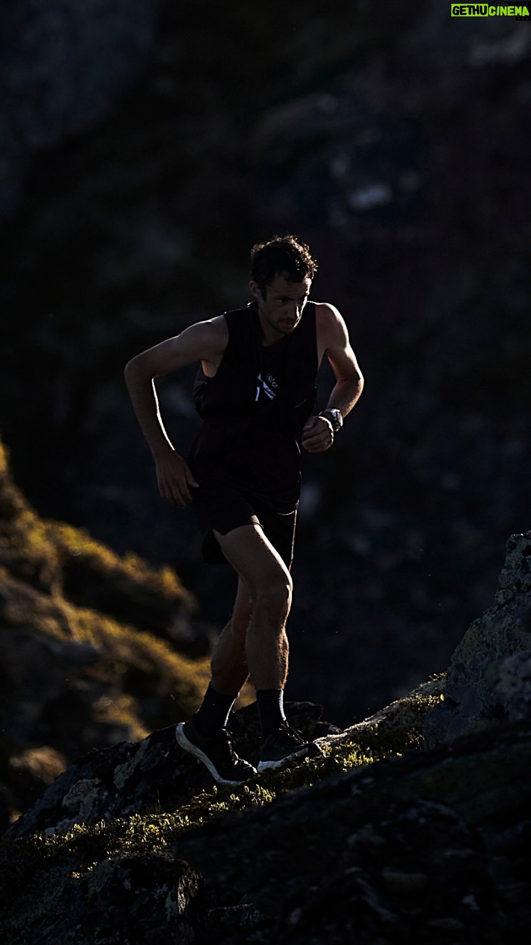 Kilian Jornet Instagram - Morning session done: goal was to change rhythms to target high zones (Z4, Z5) without reaching fatigue. In my daily training, controlling the intensity is crucial to ensure I’m stimulating my body correctly without overdoing it or falling short. I’ve relied on two key metrics: RPE (Rate of Perceived Exertion), which takes practice to gauge accurately, and heart rate monitoring. For this, I’ve shifted from traditional chest straps to the @corosglobal heart rate monitor. The device sits snugly on the bicep. Not only is it more comfortable, but it’s also just as precise, if not more, in capturing heart rate data. It also connects via Bluetooth to any watch, not just COROS (although, I am biased 😊). With this 2 things and the time of exercise I can calculate the training load to control that I’m doing what I’ve planned. #trainwithCOROS 📷 @smamaj