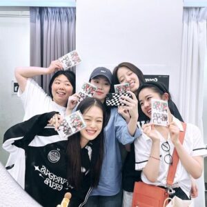 Kim Bo-yoon Instagram - 함께하는 다섯 번째 여름🌿
여전히 하찮고 무해하고 귀여운 거 좋아하는 우리👭🏻
@가희언니