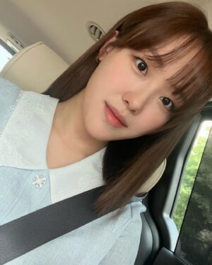 Kim Bo-yoon Instagram - 푼머리 묶은머리
💙💜