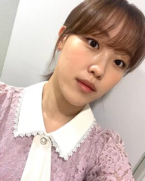 Kim Bo-yoon Instagram - 푼머리 묶은머리
💙💜