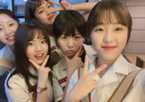 Kim Bo-yoon Instagram - 함께하는 다섯 번째 여름🌿
여전히 하찮고 무해하고 귀여운 거 좋아하는 우리👭🏻
@가희언니