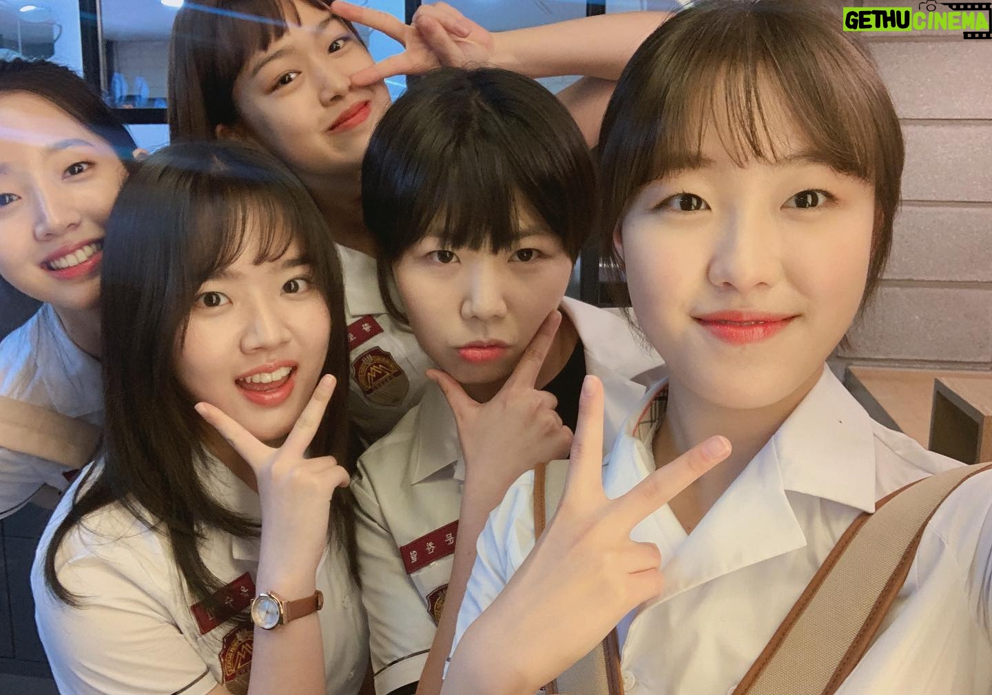 Kim Bo-yoon - 60.2K Likes - 함께하는 다섯 번째 여름🌿
여전히 하찮고 무해하고 귀여운 거 좋아하는 우리👭🏻
@가희언니