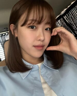 Kim Bo-yoon Instagram - 도라에몽 손이라 반쪽하트가 어려움 ...🥲
