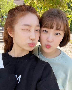 Kim Bo-yoon Instagram - 하나랑 소희👭🏻
#netflix #thesoundofmagic #안나라수마나라