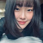 Kim Bo-yoon Instagram - 맨날 잘라도 삐뚤빼뚤한 내 앞머리 제자리로 돌아가🫵🏻
