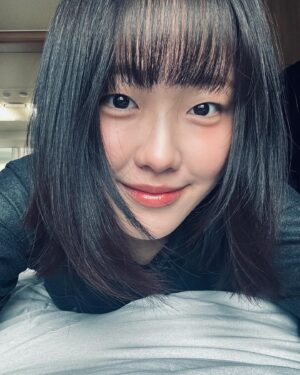 Kim Bo-yoon Instagram - 맨날 잘라도 삐뚤빼뚤한 내 앞머리
제자리로 돌아가🫵🏻