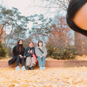 Kim Bo-yoon Instagram - 함께하는 다섯 번째 여름🌿
여전히 하찮고 무해하고 귀여운 거 좋아하는 우리👭🏻
@가희언니
