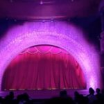 Kim Bo-yoon Instagram - 안나라 수마나라가 그리워질 때마다 꺼내보는 커튼콜 리허설 영상🎪 커튼콜 촬영할 때 노래도 너무 좋고 촬영장 분위기도 너무 좋아서 마냥 신났다 촬영을 거듭할수록 더 다채로워지는 선배님들의 애드립과 개인기로 시간 가는줄 모르고 촬영했고 오히려 내가 공연을 보러 온 느낌이였다 마지막 촬영임에도 불구하고 눈물이 안나길래 유일하게 웃으면서 끝내는 드라마가 될거라고 생각했는데.. 딱 마지막컷 촬영하고 커튼 닫히는 순간에 울컥...😭 공연은 이제 끝이 났지만, 나의 판타지는 계속 될 예정...🪄 당신, 마술을 믿습니까🦋 #netflix #thesoundofmagic #안나라수마나라
