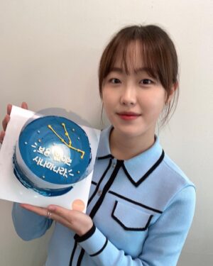 Kim Bo-yoon Instagram - 데뷔 9주년 축하해줘서 고마워요🙇🏻‍♀️💜