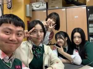 Kim Bo-yoon Instagram - 지금 우리 방송실은
#netflix #지금우리학교는 #allofusaredead