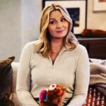 Kim Cattrall Instagram - How I Met Your Father now streaming @hulu #HIMYF 👏🏻👏🏻👏🏻💋