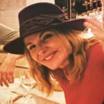 Kim Cattrall Instagram – Happy New Year! 🥳🎉❤️
Happy New Hat 🎩 
@philiptreacy 
#2022