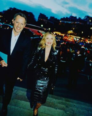 Kim Cattrall Instagram - Attending Paris Fashion Week ‘BALMAIN - SPRING SUMMER 2024 WOMENSWEAR COLLECTION’. #parisfashionweek 
Congratulations to all on a magnificent show 👏🏻👏🏻👏🏻💋❤️ #balmain