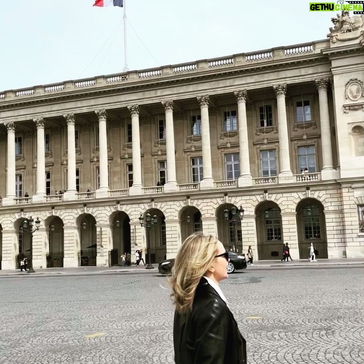 Kim Cattrall Instagram - An important day here in France 🇫🇷, Europe and the World #frenchelections
