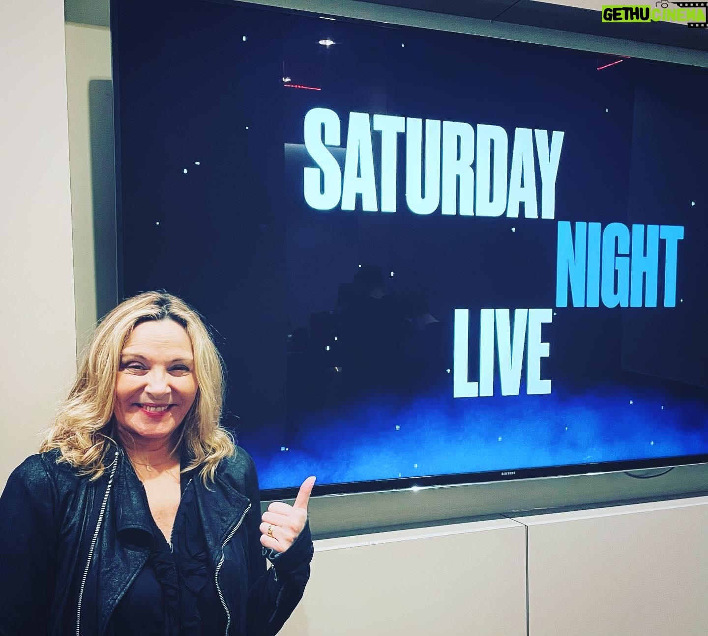 Kim Cattrall Instagram - It was “Live from New York”! @nbcsnl #snl Thank you @chloeiscrazy Great show and host @nlyonne 💋❤️ @jbrekkie music 🎶
