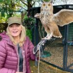 Kim Cattrall Instagram - A huge thank you to Sandra and Darwin for a wonderful and informative visit to ‘Happisburgh Owls’ @happisburghowls1 and their beautiful, friendly owls 🦉Drop by! #happisburghowls