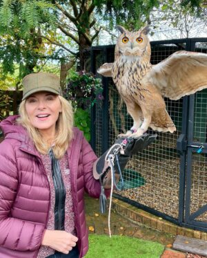 Kim Cattrall Instagram - A huge thank you to Sandra and Darwin for a wonderful and informative visit to ‘Happisburgh Owls’ @happisburghowls1 and their beautiful, friendly owls 🦉Drop by! 
#happisburghowls