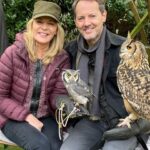 Kim Cattrall Instagram - A huge thank you to Sandra and Darwin for a wonderful and informative visit to ‘Happisburgh Owls’ @happisburghowls1 and their beautiful, friendly owls 🦉Drop by! #happisburghowls