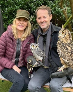 Kim Cattrall Instagram - A huge thank you to Sandra and Darwin for a wonderful and informative visit to ‘Happisburgh Owls’ @happisburghowls1 and their beautiful, friendly owls 🦉Drop by! 
#happisburghowls