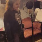 Kim Cattrall Instagram – #QAF 🎤🎶🎶🎶💋

‘Please Note: At no time was scatting used during this recording 😉’