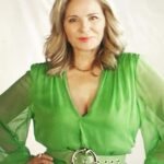 Kim Cattrall Instagram - ‘GLAMOROUS’ lands this Thursday JUNE 22 @netflix 💋🥂 @patriciafield