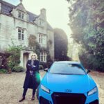 Kim Cattrall Instagram – Tonight we ride!
Thanks again @audiuk 💋