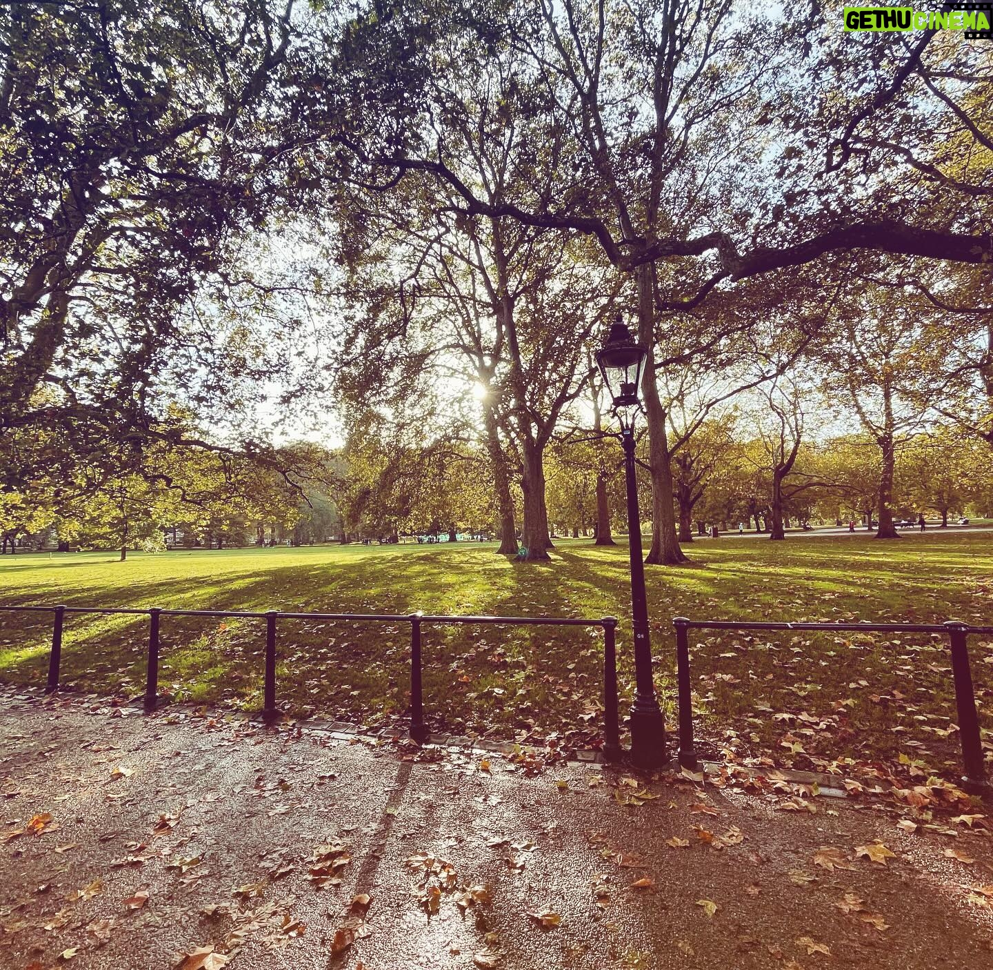 Kim Cattrall Instagram - An autumnal afternoon walk in the park 🍂💋❤️ #London