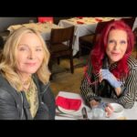 Kim Cattrall Instagram – Doing our own thing on a Sunday brunch afternoon with @patriciafield ❤️💋