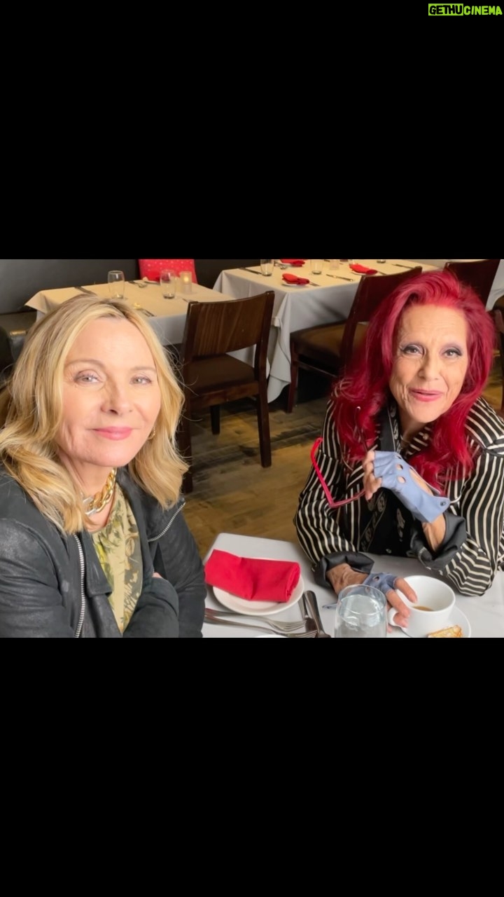 Kim Cattrall Instagram - Doing our own thing on a Sunday brunch afternoon with @patriciafield ❤️💋