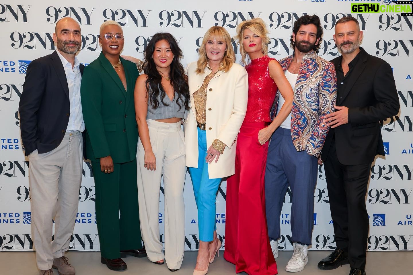 Kim Cattrall Instagram - Last night a good time was had by all at the @92ndstreety celebrating #SwipingAmerica - a new & beautiful, touching romcom documentary. Congrats @thestevewarren @johnnieinstagram šā¤ļøš„ @streamonmax šø: Vlad Kolesnikov/MICHAEL PRIEST Photography