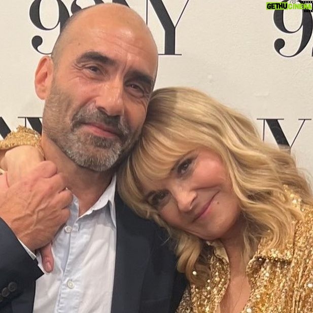 Kim Cattrall Instagram - Last night a good time was had by all at the @92ndstreety celebrating #SwipingAmerica - a new & beautiful, touching romcom documentary. Congrats @thestevewarren @johnnieinstagram šā¤ļøš„ @streamonmax šø: Vlad Kolesnikov/MICHAEL PRIEST Photography