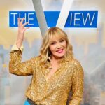 Kim Cattrall Instagram - Thank you @theviewabc for such a warm and enthusiastic welcome back !! Also for your continuing support 💋❤️ #Glamorous @netflix @AboutMyFather #Lionsgate