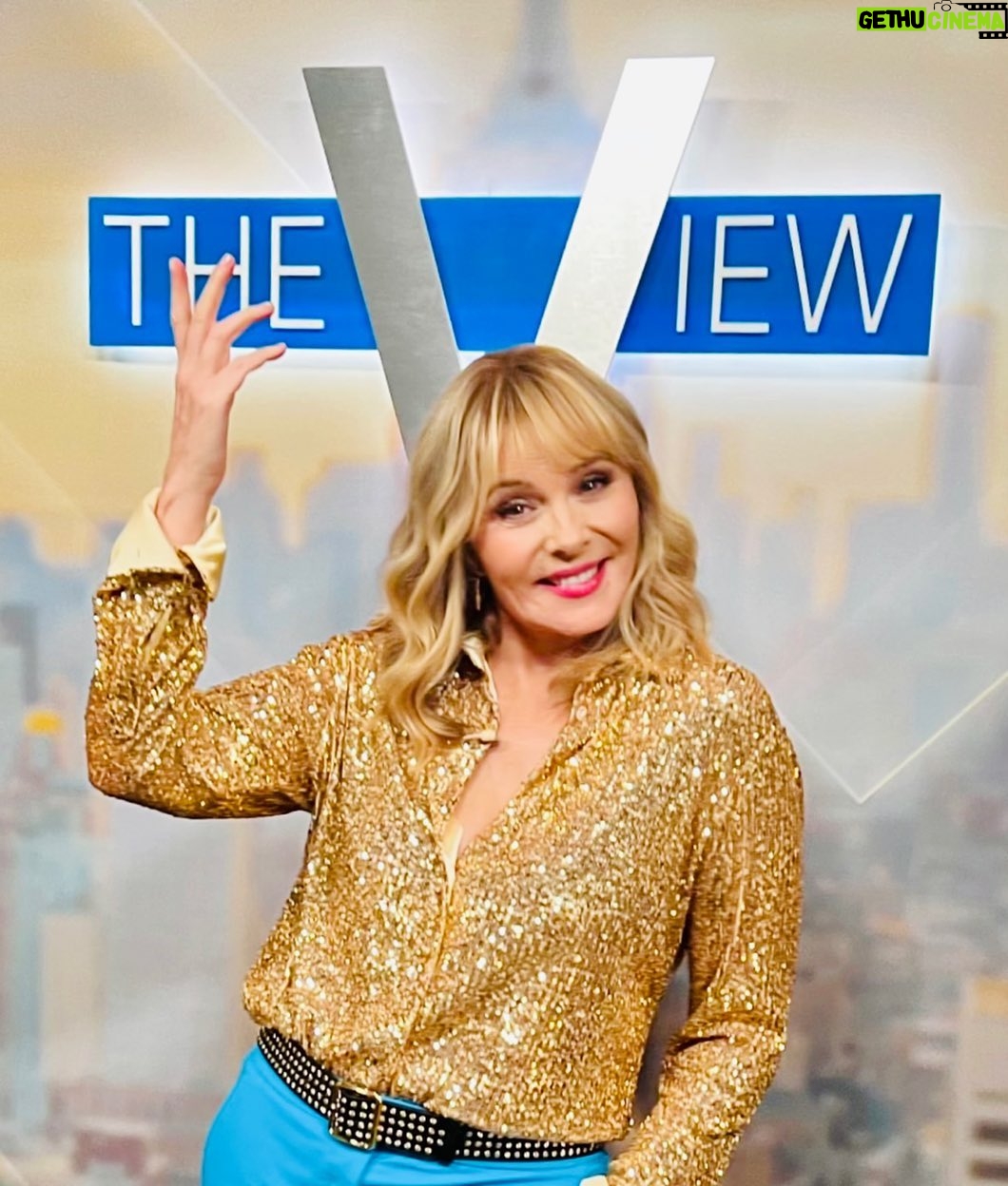 Kim Cattrall Instagram - Thank you @theviewabc for such a warm and enthusiastic welcome back !! Also for your continuing support 💋❤️ #Glamorous @netflix @AboutMyFather #Lionsgate
