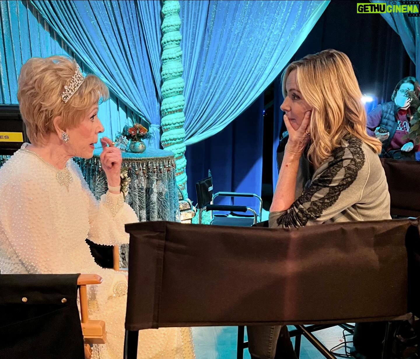 Kim Cattrall Instagram - Congratulations to all these gals on tonight’s opening of ‘Palm Royale’. Such a memorable set visit! 🌴🍸💋@palmroyaletv @appletv #kristenwiig #lauradern @itscarolburnett @mslesliebibb @allisonbjanney