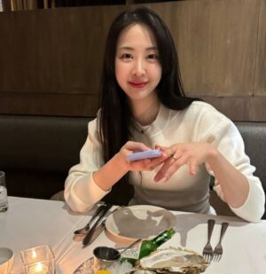 Kim Da-som Instagram - 잘가요 2월 😛👋