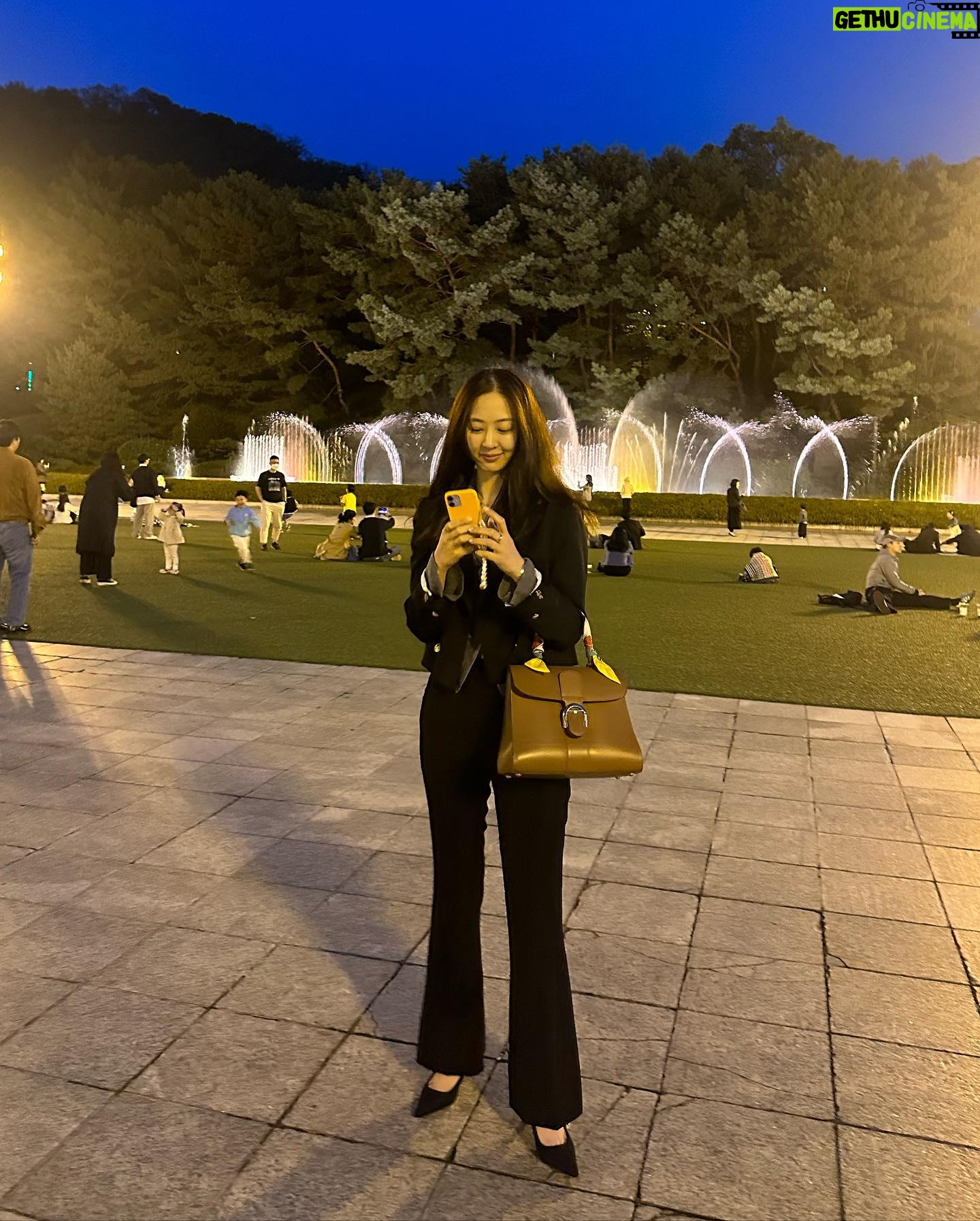 Kim Da-som Instagram - 어릴적부터 발레를 보면 이상하게 가슴이 두근거렸다🥹 그리고 지금은 아무리 경쾌한 스토리의 발레공연을 봐도 엉엉 운다. 이유는 모르겠다. 너무 아름다워서 슬퍼지는 걸까? 무튼 돈키호테 짱이다 ❣️ I don’t know why i always cry everytime i watch a ballet performance. even delightful story.😂Cuz its too beautiful? Anyways Don quixote is flawless 🦋🩵🥹