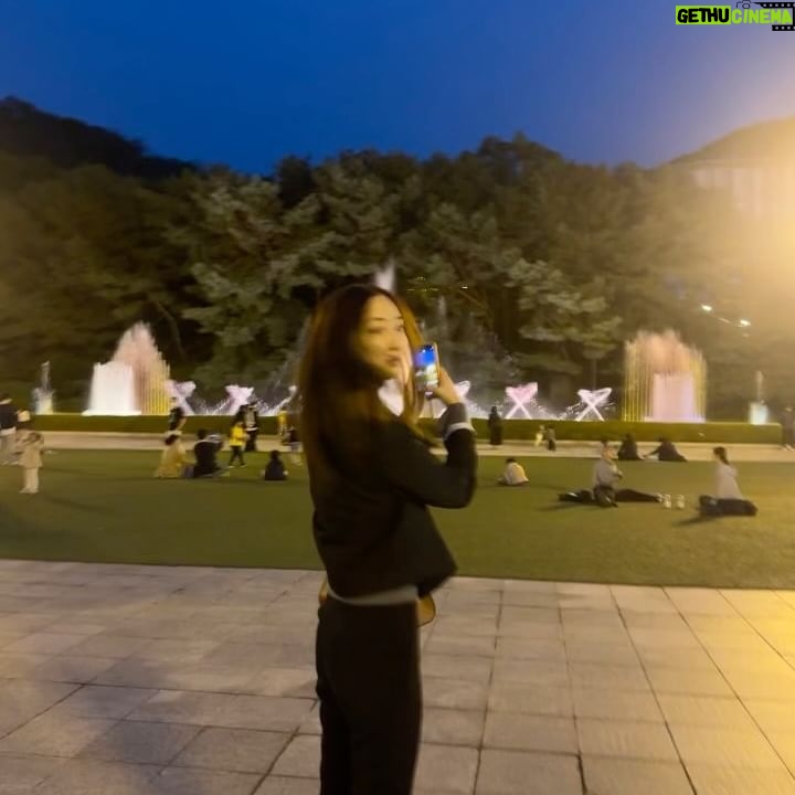 Kim Da-som Instagram - 어릴적부터 발레를 보면 이상하게 가슴이 두근거렸다🥹 그리고 지금은 아무리 경쾌한 스토리의 발레공연을 봐도 엉엉 운다. 이유는 모르겠다. 너무 아름다워서 슬퍼지는 걸까? 무튼 돈키호테 짱이다 ❣️ I don’t know why i always cry everytime i watch a ballet performance. even delightful story.😂Cuz its too beautiful? Anyways Don quixote is flawless 🦋🩵🥹